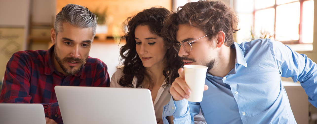 Team bespricht eine SAP-Roadmap am Laptop